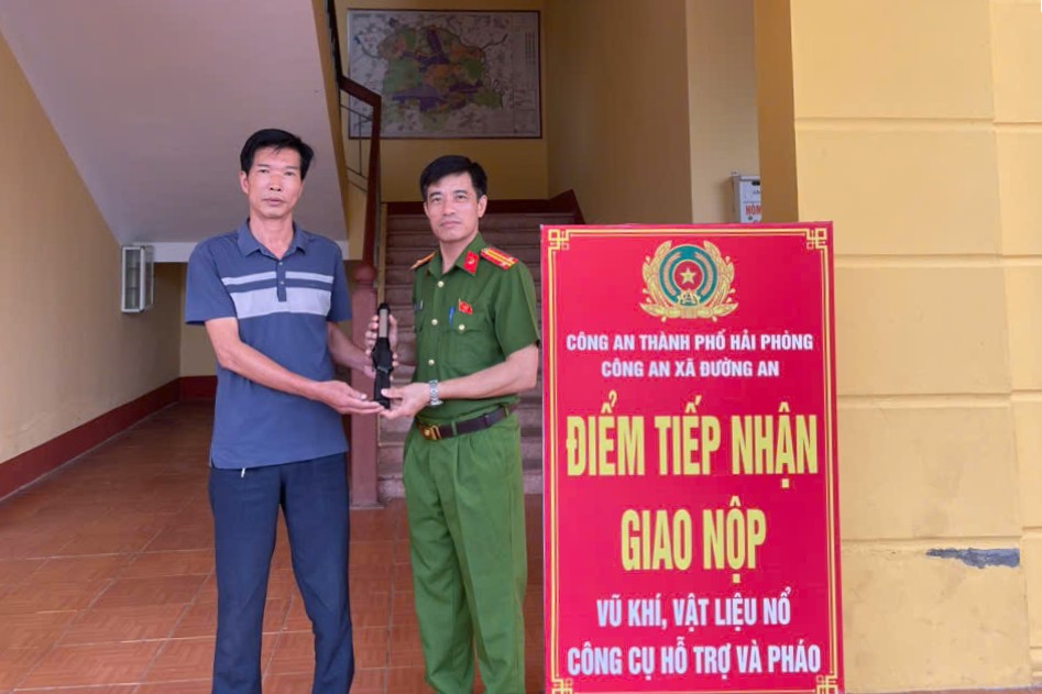 Công an xã Đường An: Tích cực vận động thu hồi vũ khí, vật liệu nổ, công cụ hỗ trợ và pháo